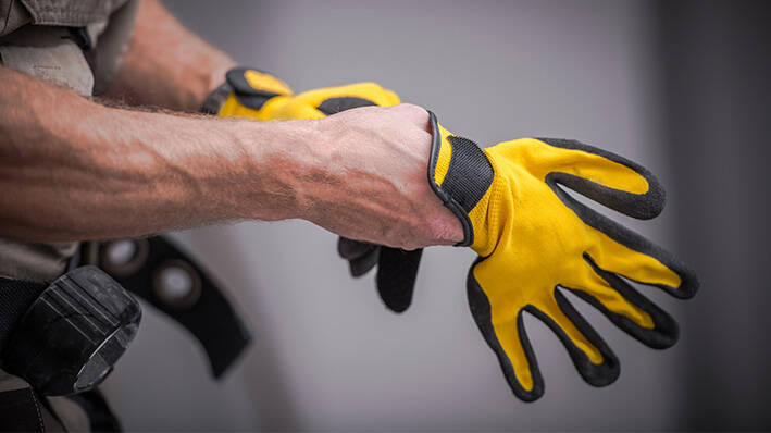 En vous retroussant les manches : voilà comment choisir les gants de travail les plus appropriés